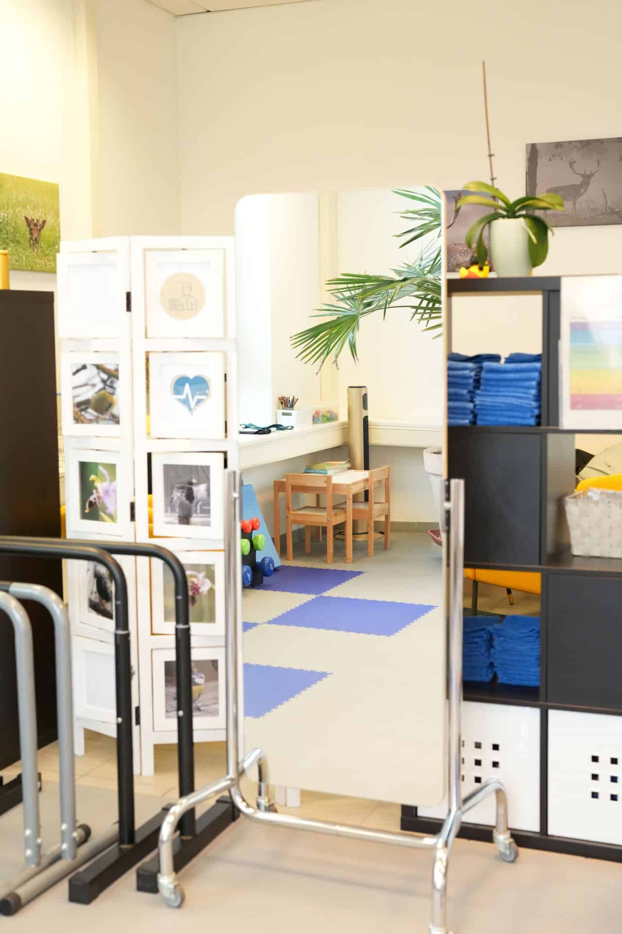 Therapieraum mit Spielzeug und Spiegeln