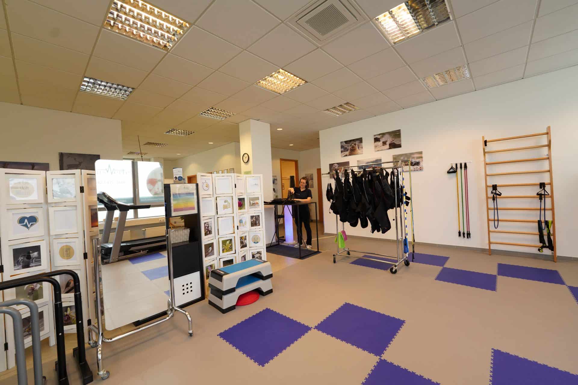 Reha-Gymnastikraum mit Trainingsausstattung und Hantelgestell.