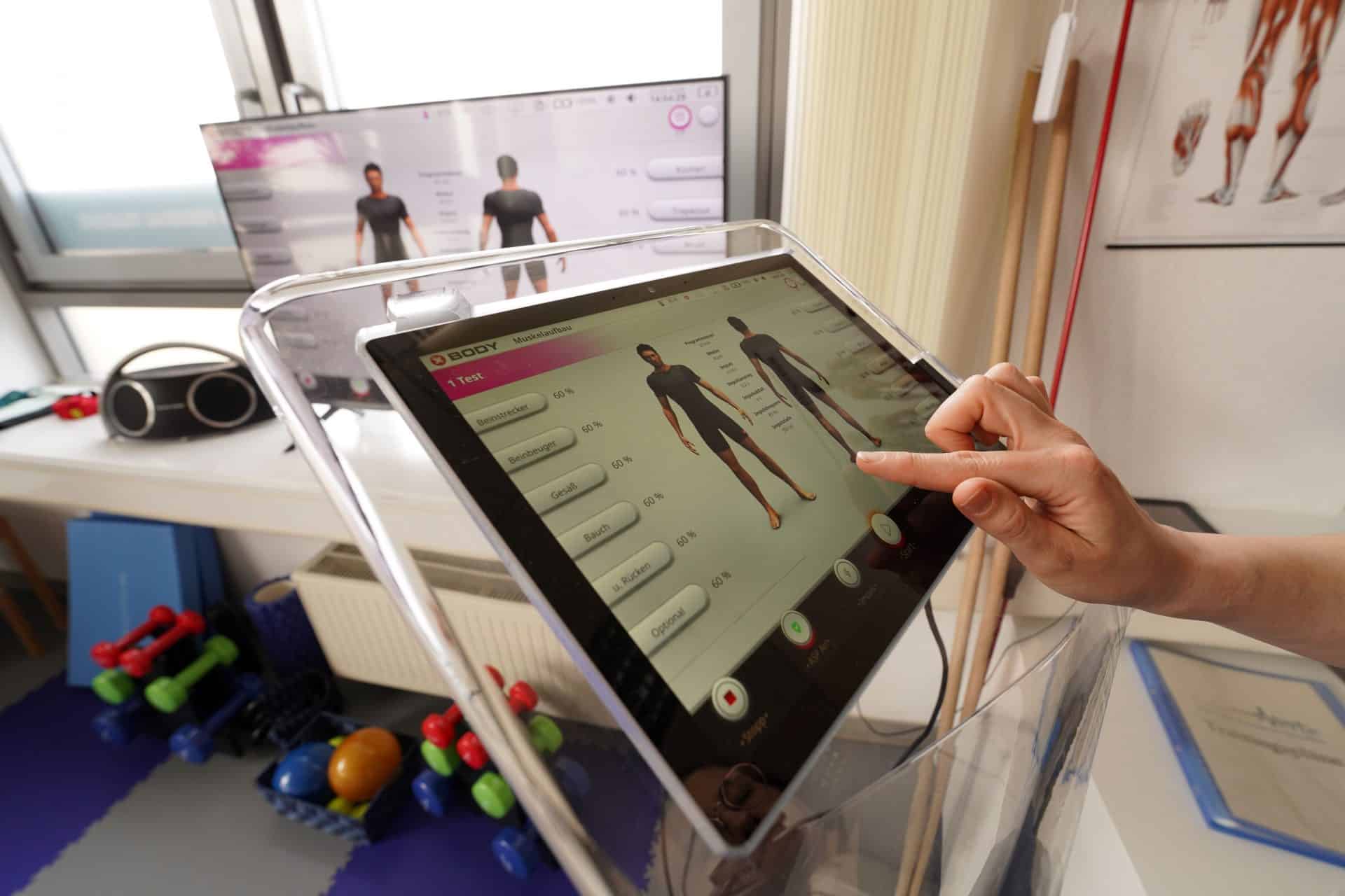 Person benutzt Tablet zur Gesundheitsanalyse.
