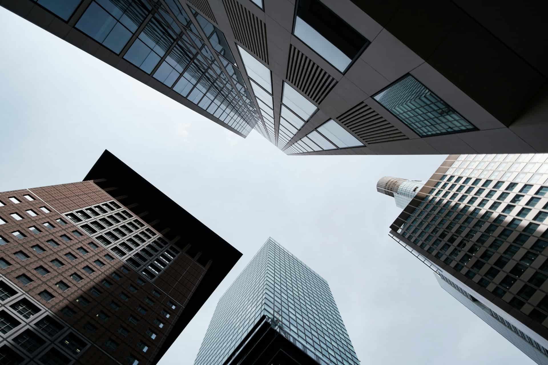 Hochhäuser, die gegen den Himmel ragen