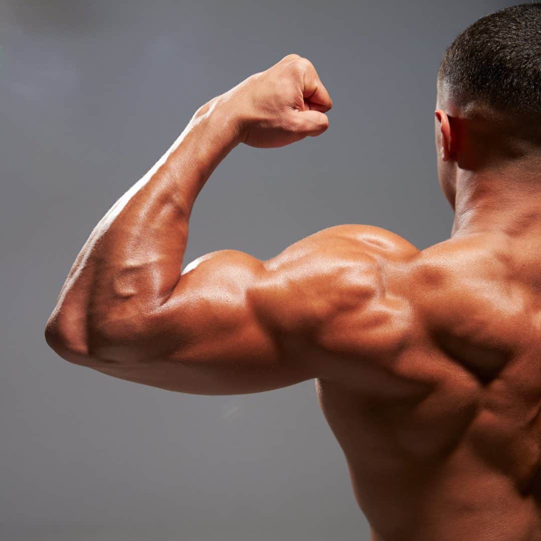 Muskulöser Mann mit angespanntem Bizepsrücken