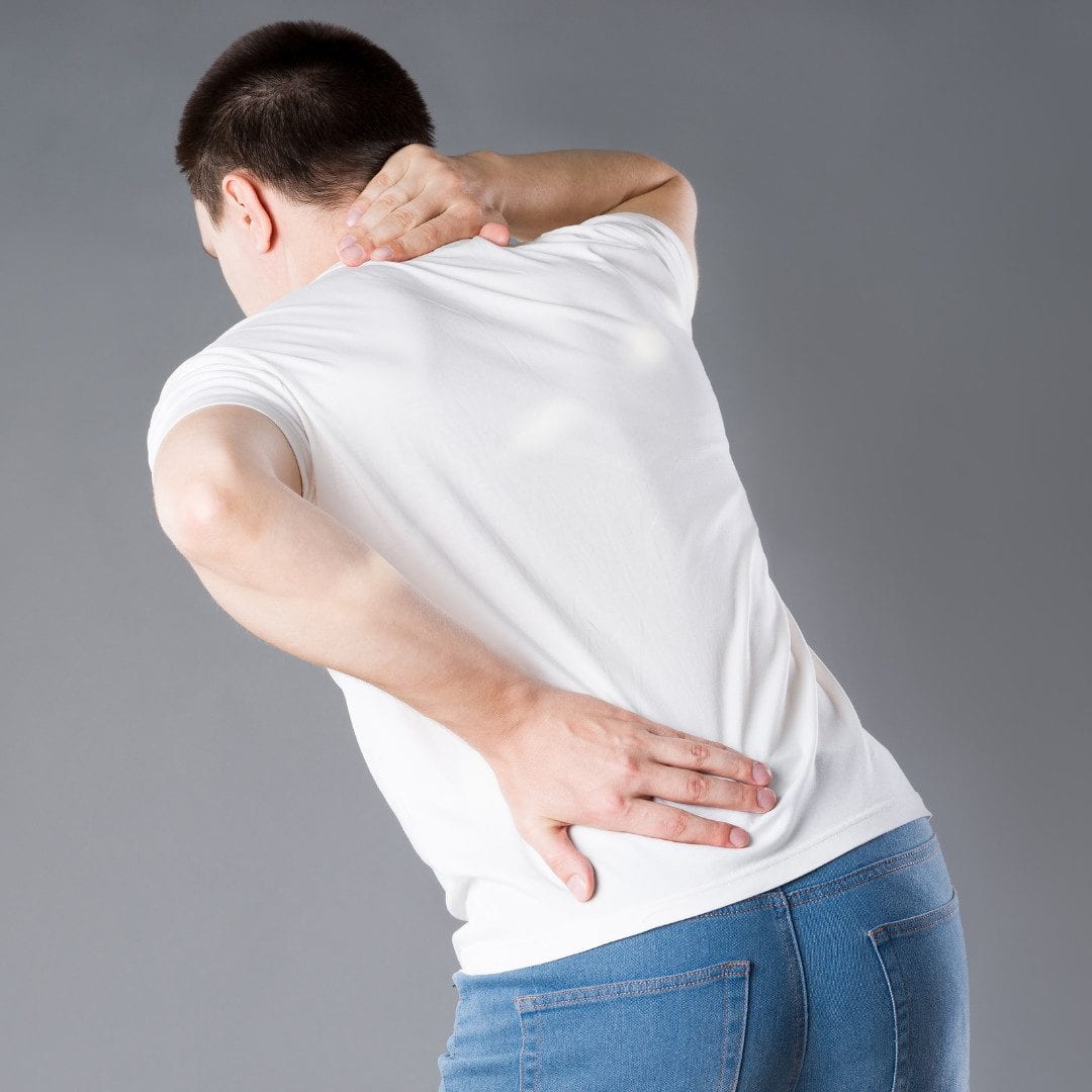 Mann mit Rückenschmerzen, Hand an Rücken