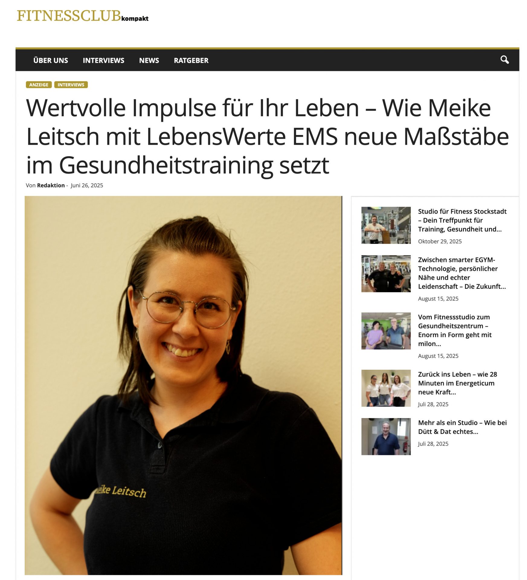 Frau im schwarzen Polo lächelt.