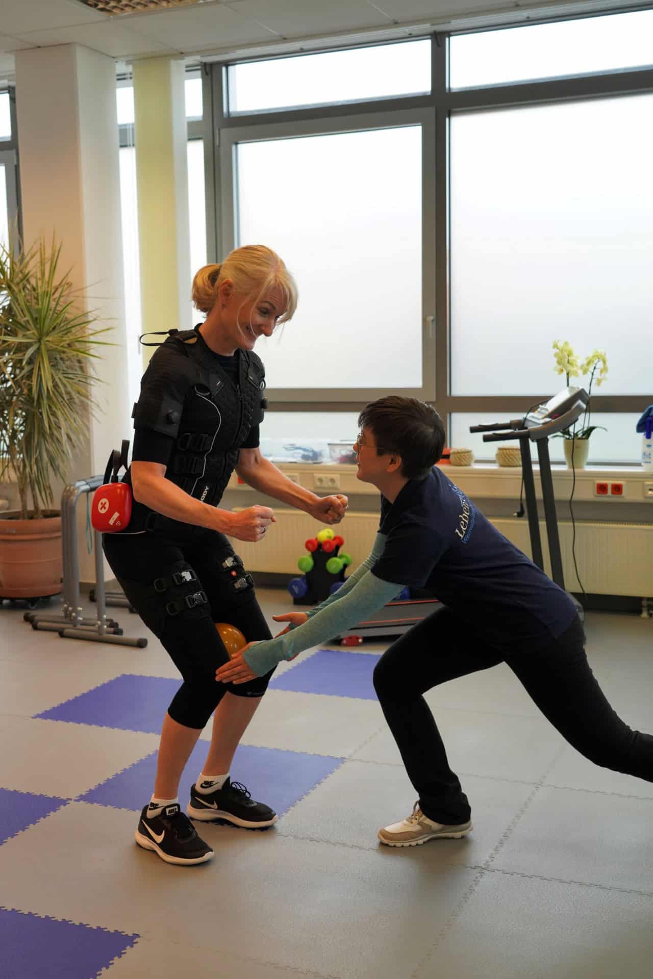 Training im Fitnessstudio mit EMS-Anzug