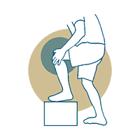 Mensch macht Dehnübung mit erhobenem Bein.