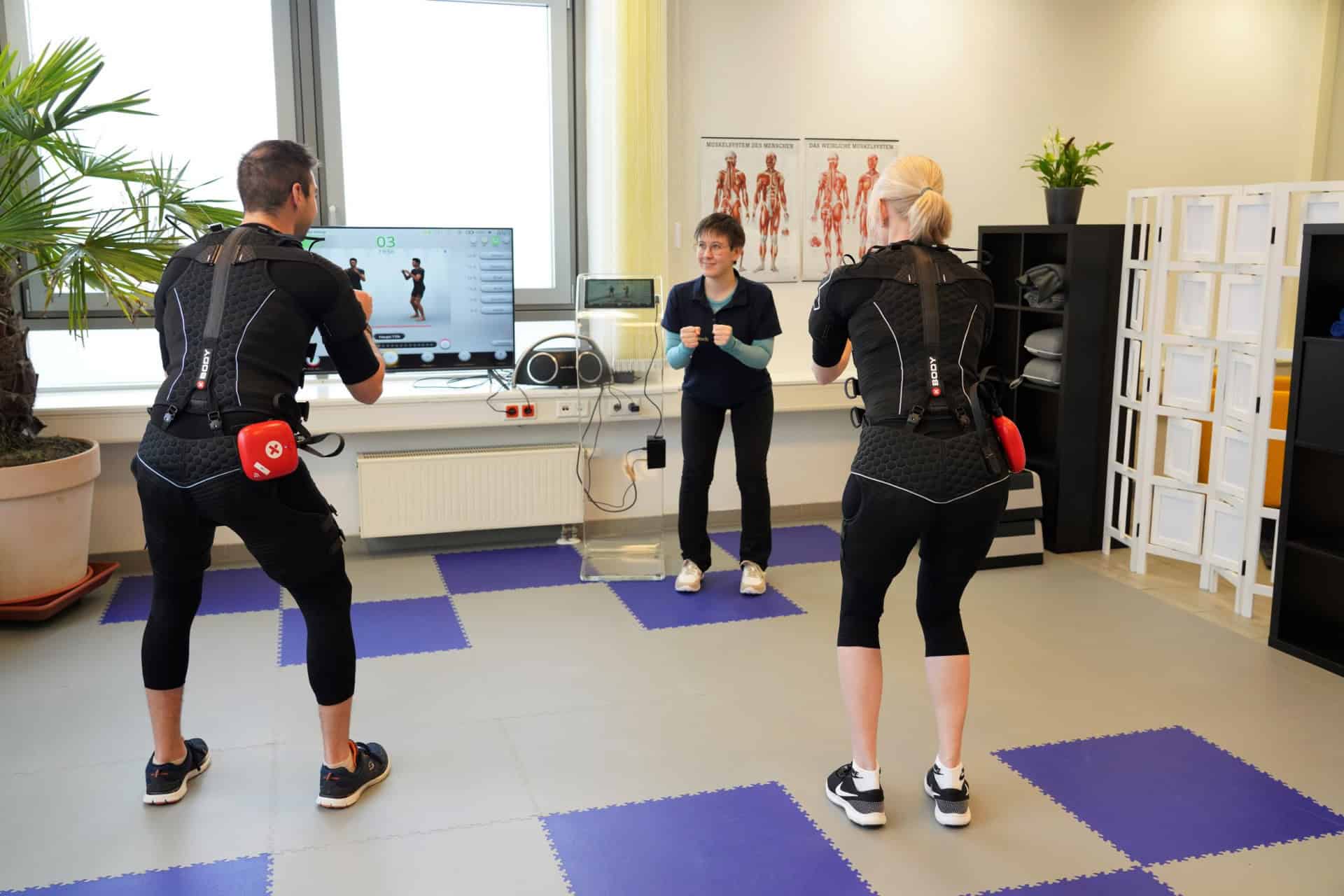 EMS-Training im Fitnessstudio mit Traineranleitung